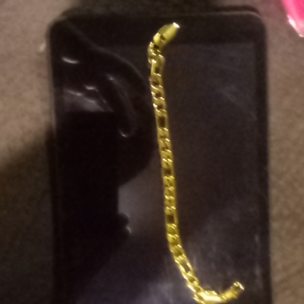 8" 18 karat gold bracelet.